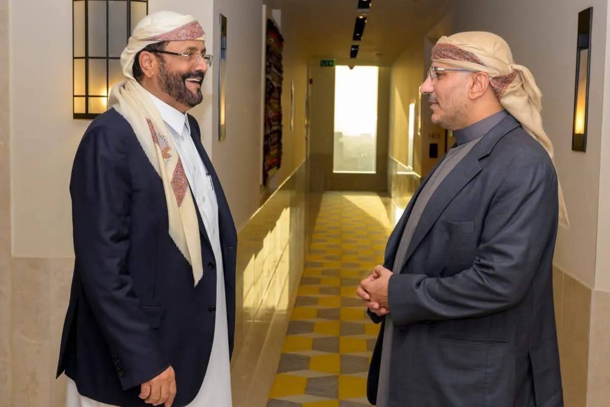 إذا الساحلُ الغربيُّ شقَّ يبابَهُ
إلى إبَّ، ضِقْ يا شرقَ صَنعا بسارِحِ

ويا ماربُ اشتدِّي حَريقًا وأطفِئي الـ
ـمَنايا بخَولانَ التي لم تُبارحِ

كأنِّي أرى الأرضَ التي مُذ تزلزتْ
عُروسًا على آزالَ زُفت بشارِحِ

#منير_العمري