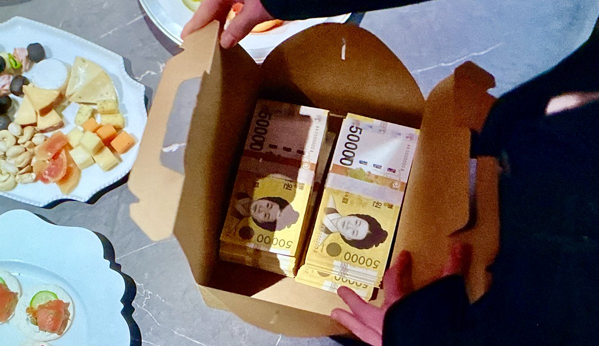 Wie sie wieder im unglaubwürdigen Serien-Fernseh'n Schweigegeld verteilen, mit Seriennummer AA 0000000 A auf allen Scheinen 😑

Manchmal wünscht man sich, sowas nicht immer direkt zu sehen, als wäre ein Spot drauf gerichtet.