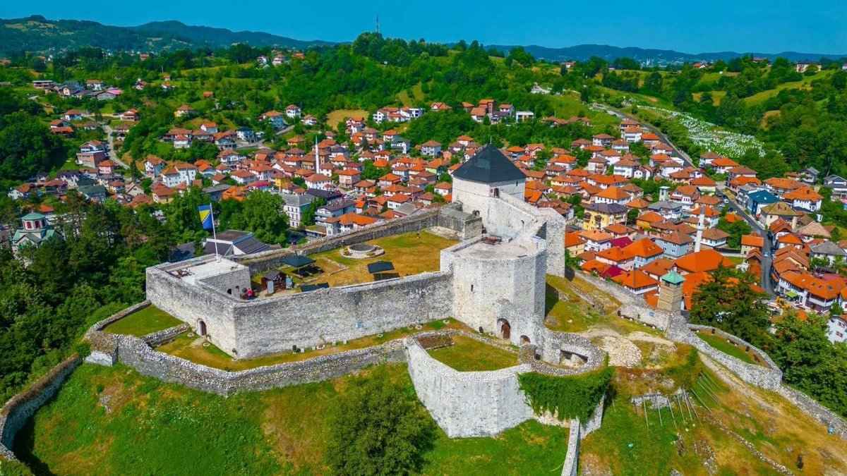 Castillo de Tešanj megaconstrucciones.net/?construccion=…