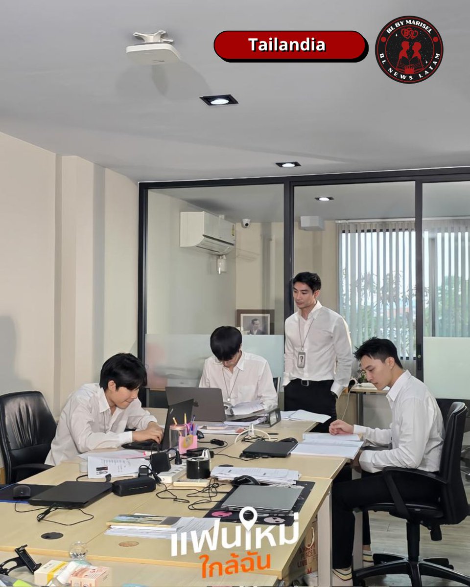 BLNEWSLATAM's tweet image. #NewBoyfriend #PondShinedan #BestTontee #OHAOStudio #BLNEWSLATAM

📸 ¡Primer vistazo oficial a "New Boyfriend"! 🇹🇭

¡Primeros pósters de "New Boyfriend"! 🌟 OHAO Studio muestra la química de BestTontee y PondShinedan. ¡Se viene un gran estreno este 2026! 👬🎥