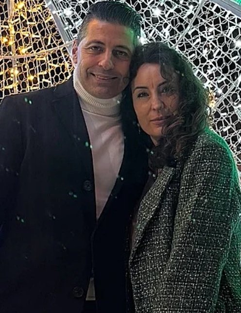 El alcalde del Psoe de un pueblo de Pontevedra coloca a su mujer de concejala de igualdad y le pone sueldo.
Ya no se tapan.