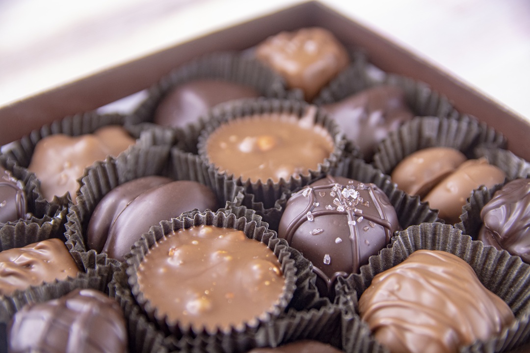WockenfussCandy's tweet image. Our assorted chocolate boxes are as unpredictable as Groundhog Day and winter weather (but much more fun!) Indulge in our delicious, mouth-watering chocolates today: 

ow.ly/783Y50Y7PaF 

#wockenfusscandies #assortedchocolates #chocolateboxes