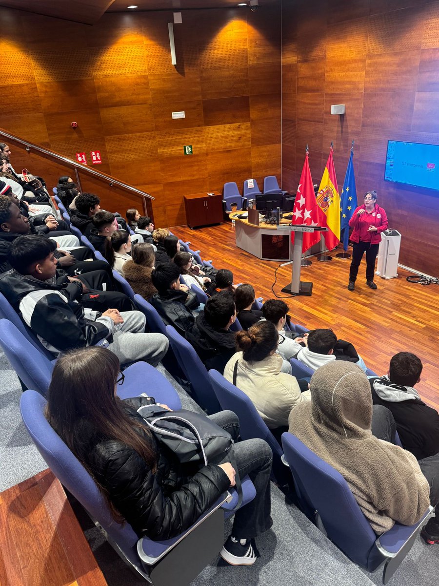 112cmadrid's tweet image. 🔹Esta mañana hemos recibido la vista de un grupo de alumnos de grado medio de FP que cursan los estudios de actividades comerciales en el  CIFP Federica Montseny de #Fuenlabrada. @Iesfedericafuen 

🔸Un placer haberos acompañado en vuestra formación. 

#Madrid112 
#ASEM112