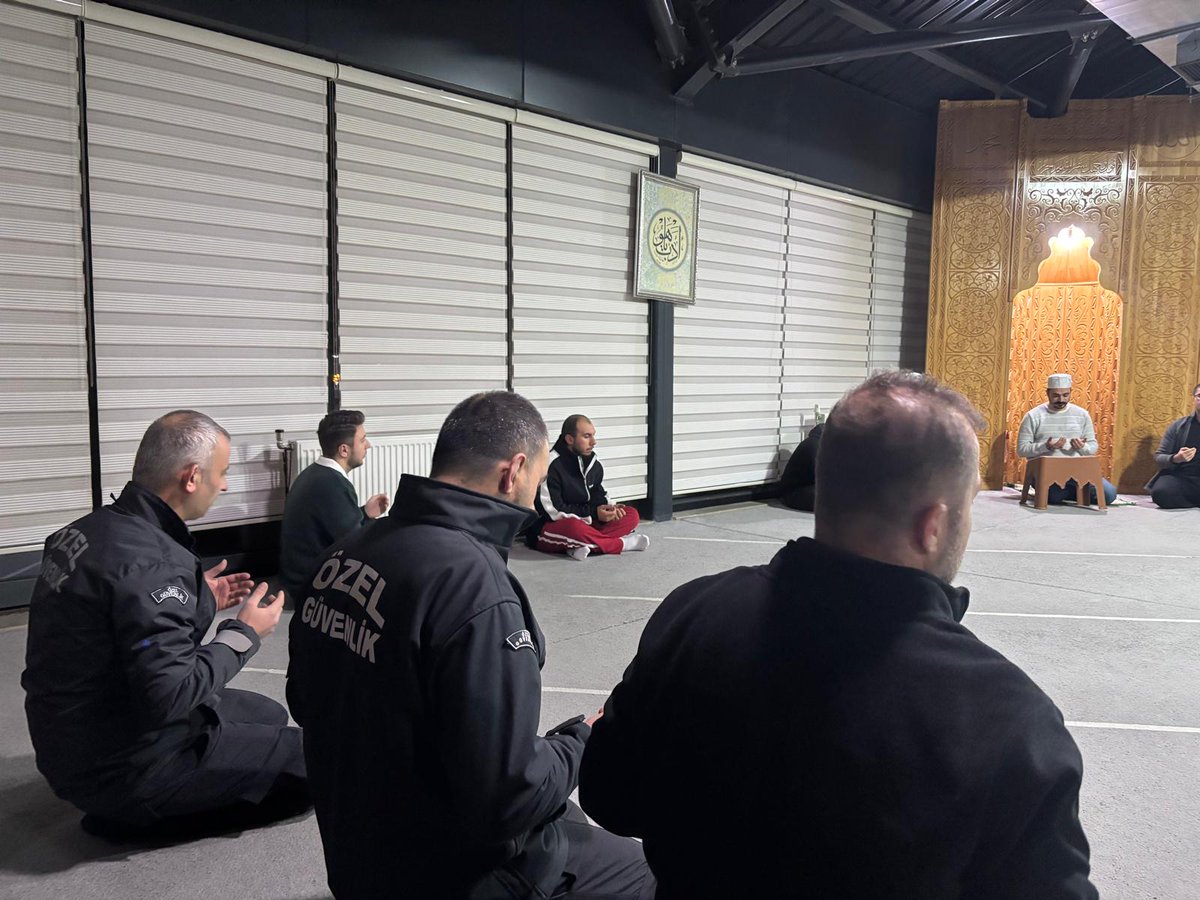 📍Kerebi Gazi Yurdu 
Yurdumuzda personel ve öğrencilerimizin katılımıyla Berat Kandili programı yapılmıştır.