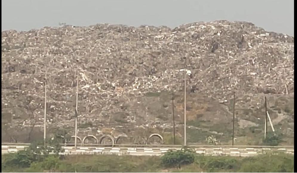 Payalpatelaap's tweet photo. Swachh Bharat Mission failed in surat 
but BJP succeeded—
turning garbage into a corruption model. @SwachhBharatGov @sbmugujarat @MySuratMySMC @PMOIndia @CMOGuj https://t.co/cOWE7RtCPI