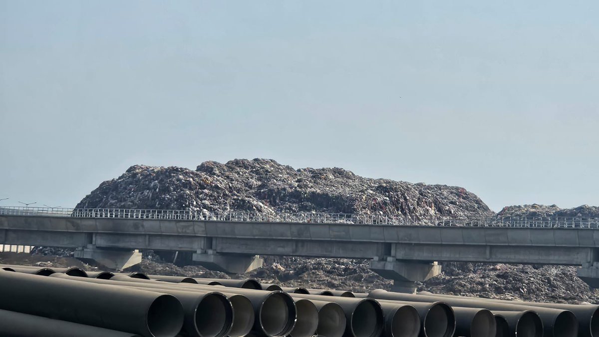 Payalpatelaap's tweet photo. Swachh Bharat Mission failed in surat 
but BJP succeeded—
turning garbage into a corruption model. @SwachhBharatGov @sbmugujarat @MySuratMySMC @PMOIndia @CMOGuj https://t.co/cOWE7RtCPI