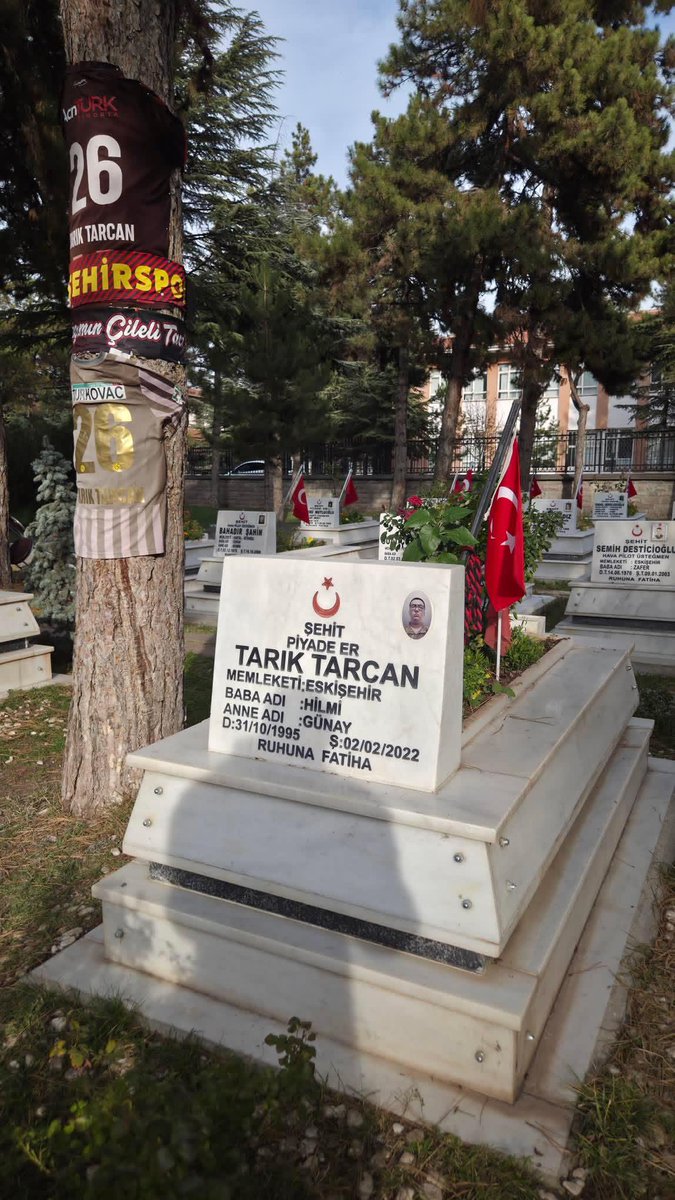 🇹🇷 Tarık Tarcan'ın şehadetinin üzerinden 4 yıl geçti.

Piyade Er Tarık Tarcan, 2 Şubat 2022'de Şırnak'ta terör örgütü PKK'nın hain saldırısı sonucu şehit düşmüştü.

Keratokonus göz hastalığı bulunan Tarcan'ın, doktor raporuyla askerlikten muaf olma hakkı bulunmasına rağmen rapor