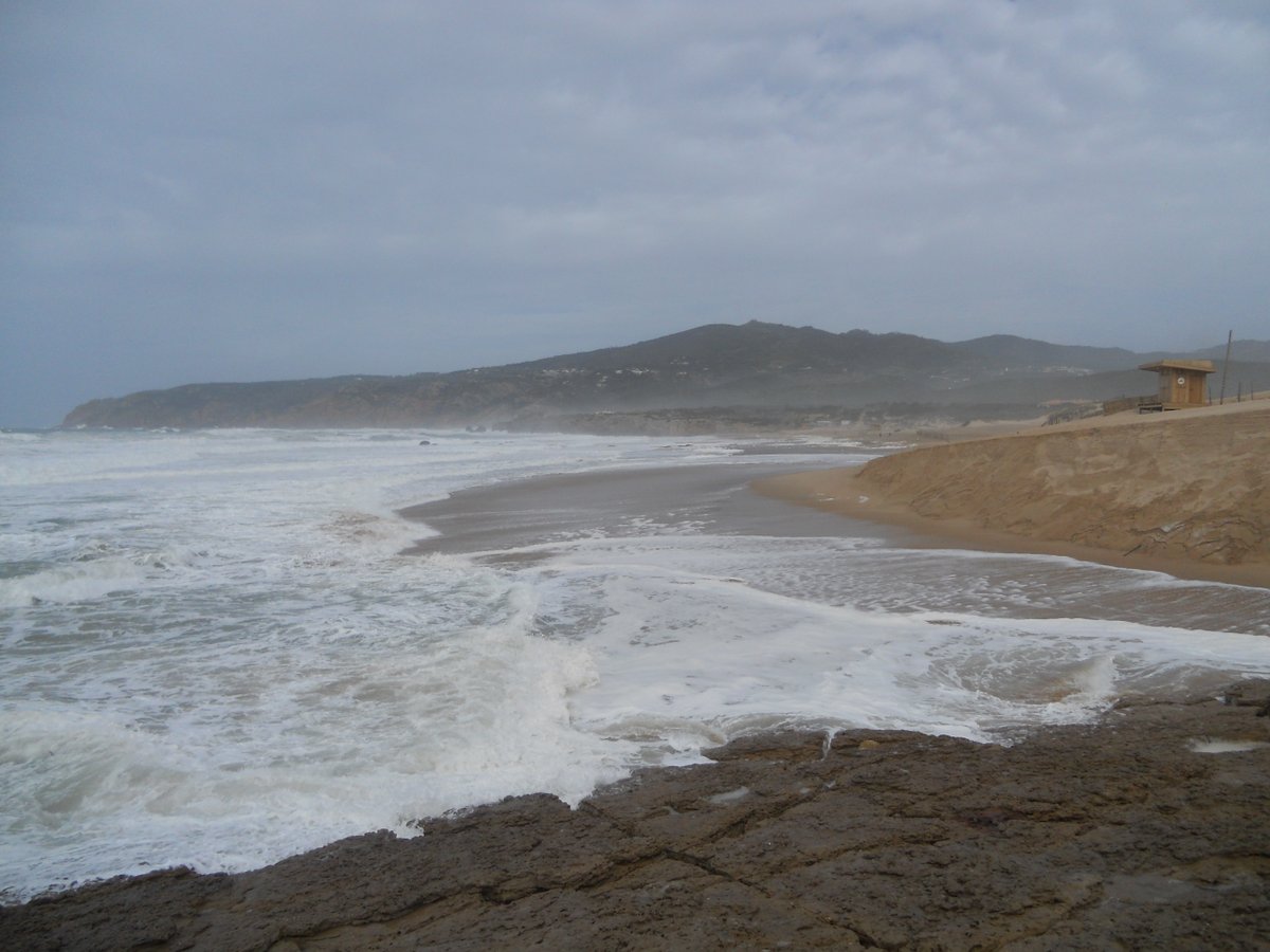 PintorlopesJose's tweet photo. Mar do Guincho e a praia nestes dias de temporal ! https://t.co/3l9TKGYcFf
