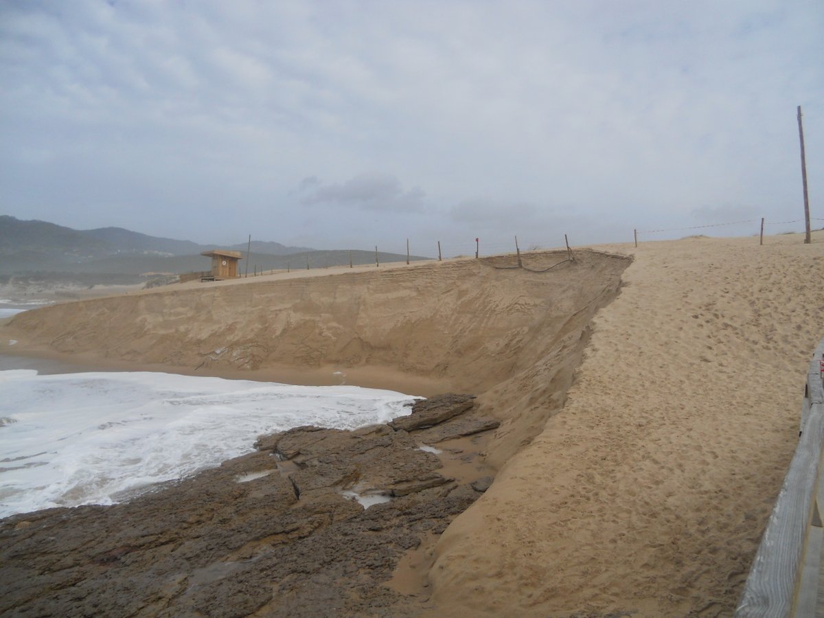PintorlopesJose's tweet photo. Mar do Guincho e a praia nestes dias de temporal ! https://t.co/3l9TKGYcFf