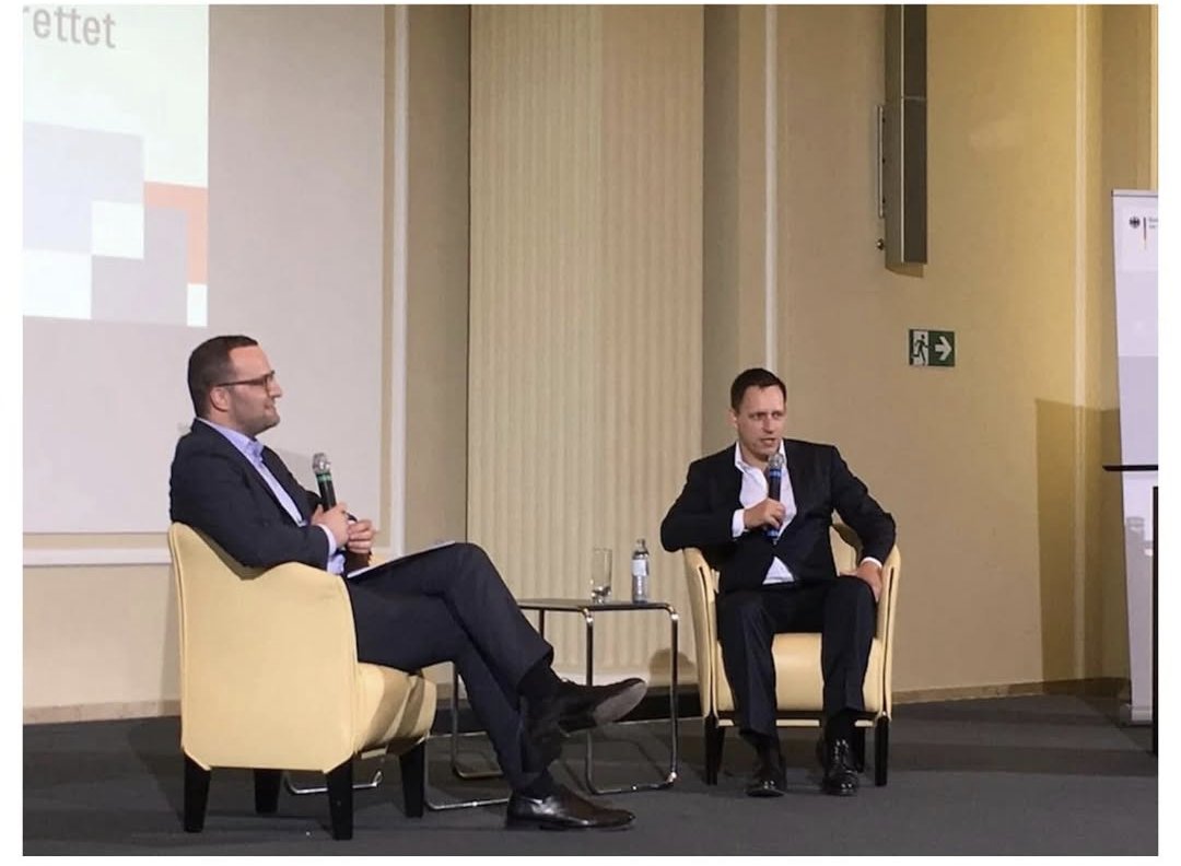 Peter Thiel feiert mit Epstein das Auseinanderfallen der EU.
Das ist übrigens der Typ rechts im Bild.
Mathias Döpfners Sohn, arbeitet als leitender Angestellter für Thiel, falls sich noch jemand fragt, woher der Hass von Welt und Bild gegen die EU kommt.
Die meinen es nicht gut.