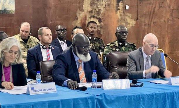 aussom_'s tweet image. Isagoo ku sugan #Muqdisho, Wakiilka Gaarka ah ee Midowga Afrika ahna Madaxa @AUSSOM_, Danjire El Hadji Ibrahima Diene ayaa maanta Dawladda Federaalka Soomaaliya (#DFS) ku ammaanay daahfurka Guddiga Difaaca oo hoos imaanaya hoggaanka Wasiirka Gaashaandhigga, Mudane Axmed Macallim