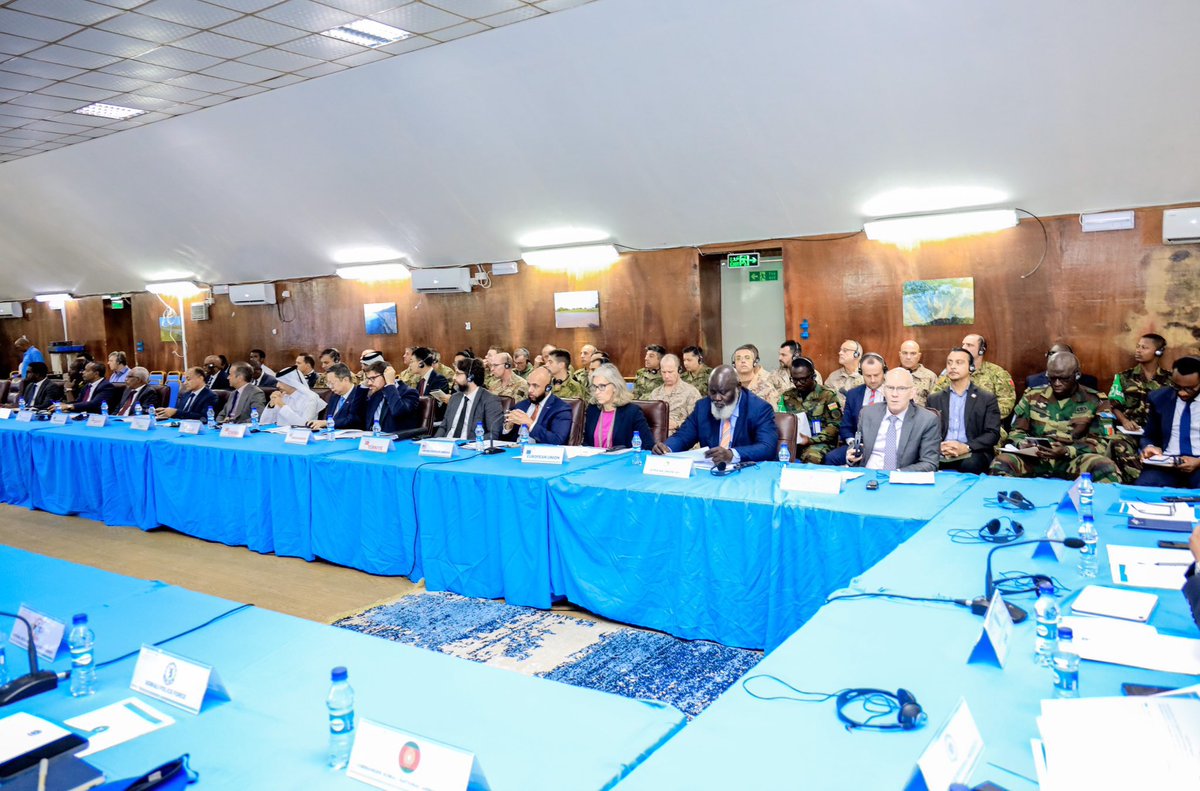 aussom_'s tweet image. Isagoo ku sugan #Muqdisho, Wakiilka Gaarka ah ee Midowga Afrika ahna Madaxa @AUSSOM_, Danjire El Hadji Ibrahima Diene ayaa maanta Dawladda Federaalka Soomaaliya (#DFS) ku ammaanay daahfurka Guddiga Difaaca oo hoos imaanaya hoggaanka Wasiirka Gaashaandhigga, Mudane Axmed Macallim