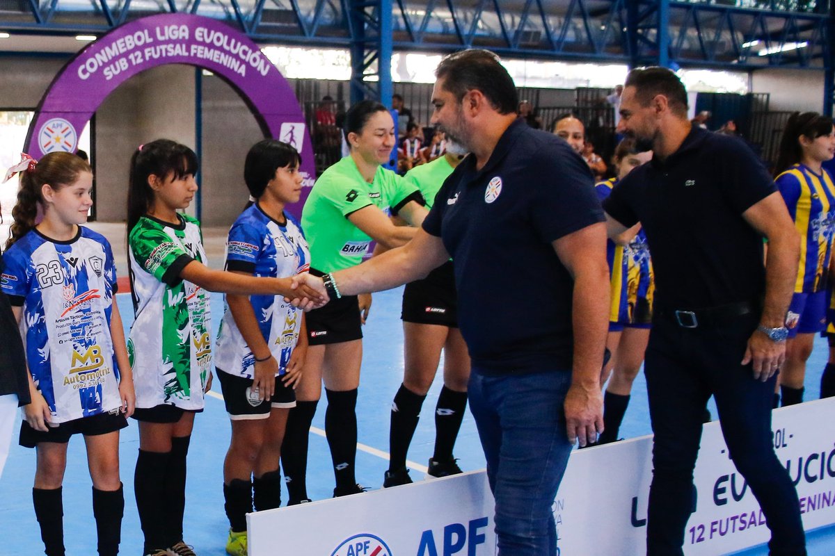 APFOficial's tweet photo. ¡Ya se juega! 💪

Con el tradicional puntapié inicial, se dio inicio oficial a la Fase I de la CONMEBOL Liga Evolución Sub 12 Futsal Femenina, disputada en su totalidad en el Complejo "Esc. Luis María Zubizarreta" de la APF y que reúne a 20 equipos que van por la gloria.

#DesarrolloAPF | #LigaEvoluciónFS ⚽
