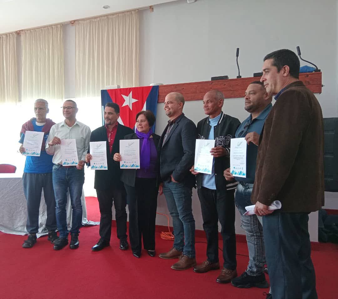 Reconoce la Universidad de Granma  al Proyecto FRE Local ( Fuentes Renovables de Energía) en el marco de su Taller de cierre.
#50AniversarioUDG
#CentenarioFidel
<a href="/DiazCanelB/">Miguel Díaz-Canel Bermúdez</a> 
<a href="/YudelkisOrtizB/">Yudelkis Ortiz Barceló</a>