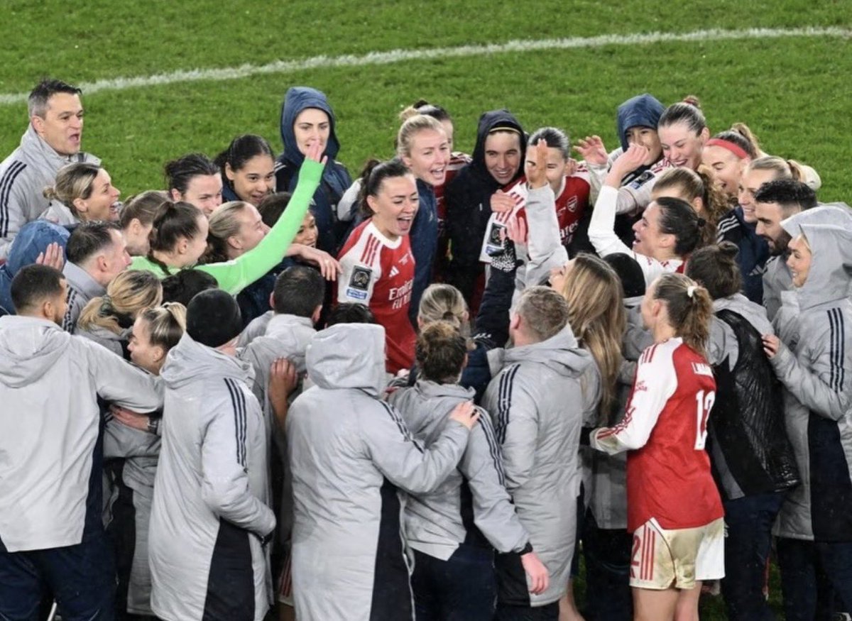 Emma_Saunders3's tweet photo. History Makers!! Another amazing performance from this team! Everyday proud to be a part of it! 🔴⚽️ @ArsenalWFC #Historymakers #AWFC https://t.co/f9zgnaMT48