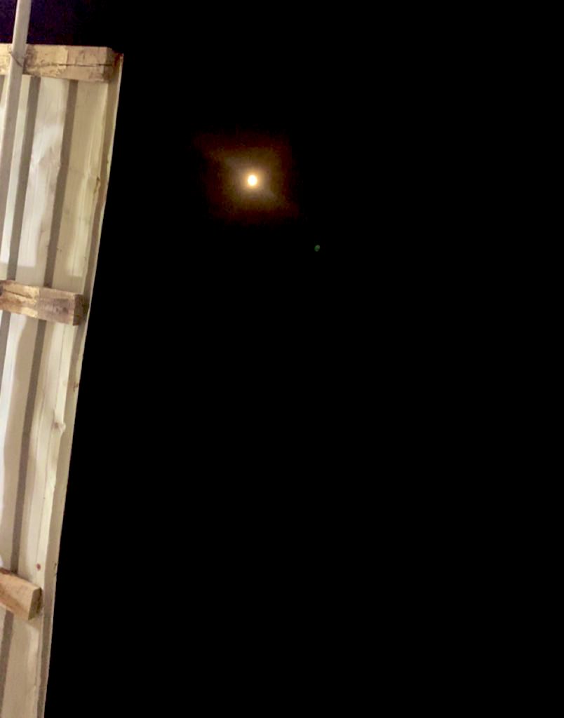 وكم من حكايه عاطفيه رسمت ملامحها وعنوانها برد وقمروسالفه  ♥️