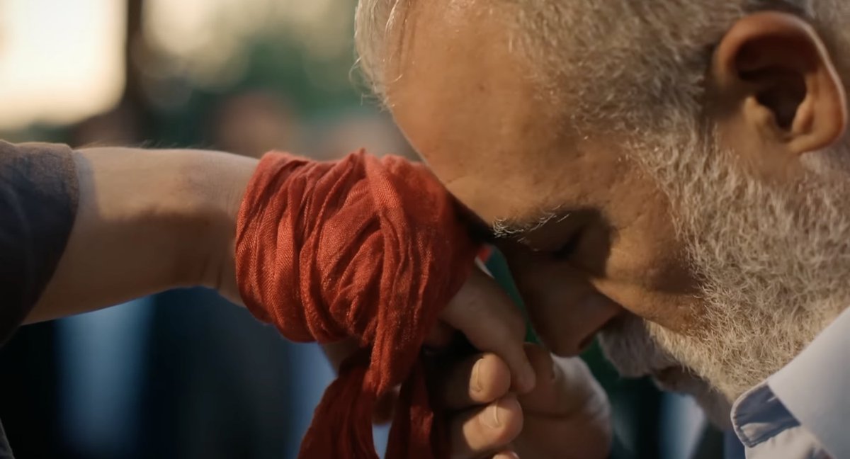 No one understands the symbolic meaning behind this scene and idea of Yildiz's scarf covered with Serhat's blood like I do #HalefKöklerinÇağrısı #yılsergercekAsk