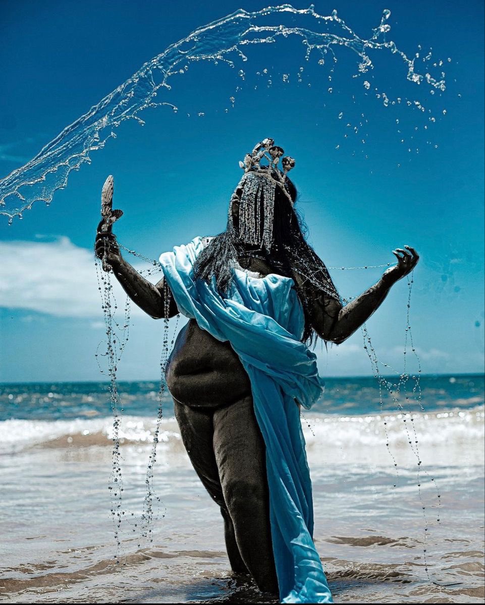 Leva para as profundezas do teu mar sagrado todas as as minhas desventuras e infortúnios e traz do teu mar todas as forças espirituais para alento de nossas necessidades. 
Odoyá, minha mãe.