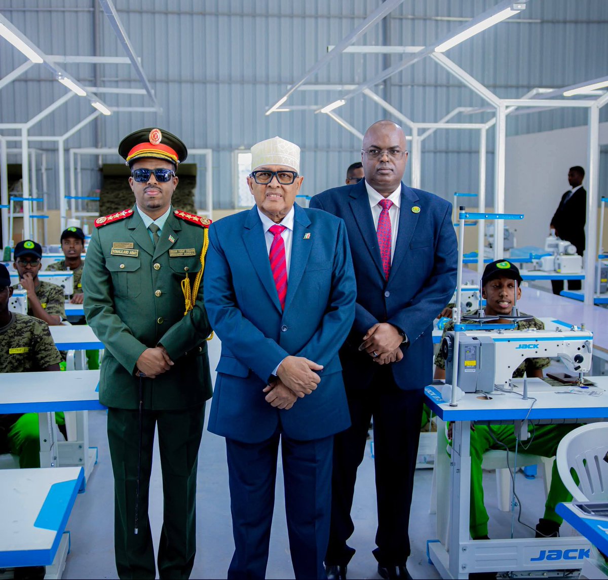 MJirde2's tweet photo. 2 sawir waxay si cad u muujinayan 2 xaaladood Io aad u kala duwan.
Mid waxaa ka muuqda fawdo &amp; buuq Baarlamaanka Somaaliya ka jira
Midka kalena Madaxweynaha Jamhuuriyadda Somaliland oo xadhigga ka jaraya kaabayaal cusub oo lagu kordhiyay Ciidanka Qaranka JSL https://t.co/ocUTHtOJuY