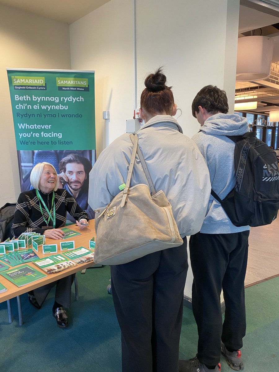 SamariaidBangor's tweet photo. 💚 Dyma ein stondin yng Ngholeg Menai, Llangefni heddiw. Diolch am y croeso ac i’r myfyrwyr a staff am ddangos diddordeb yn ein gwasanaeth.
💚 We were at Coleg Menai, Llangefni today speaking to students and staff about our services. https://t.co/ZjcVtBbm0f