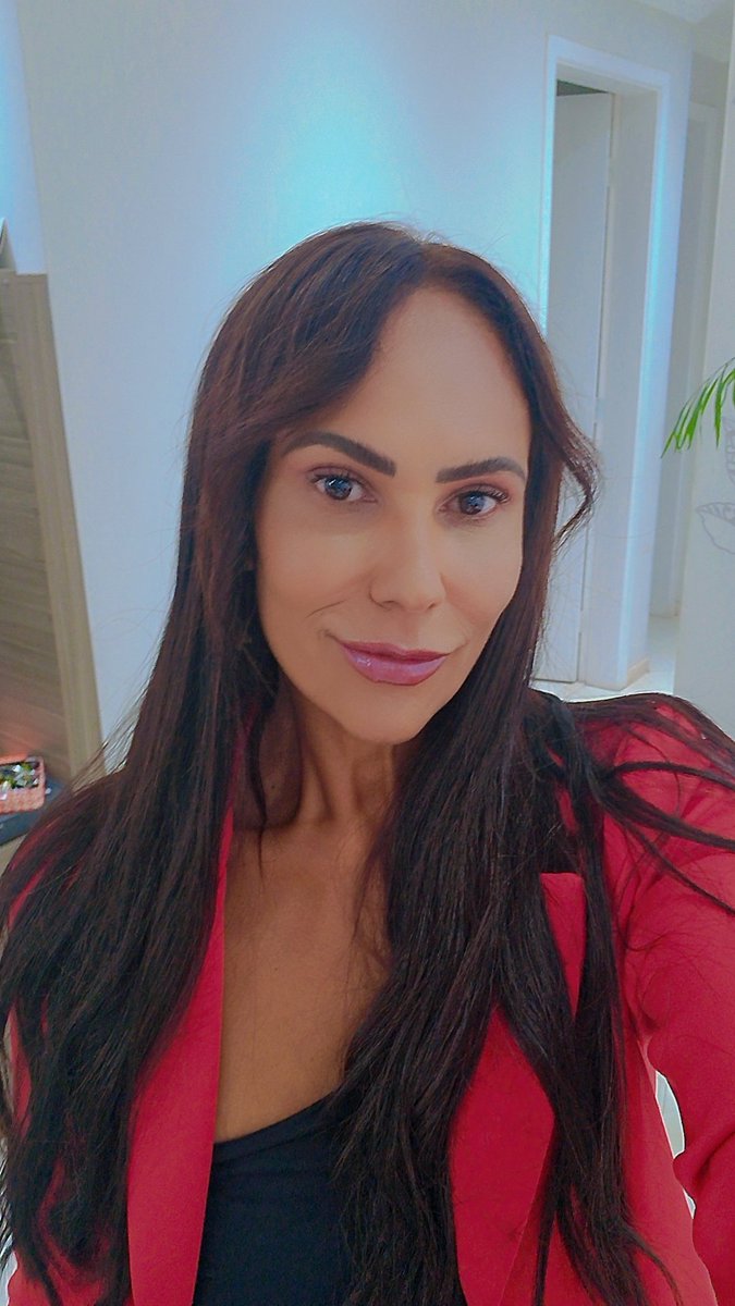 Depois de uns dias merecidos de férias, hj inicio mais um ano letivo cheio de sonhos e esperança de formar cidadãos com autonomia por um país melhor! Me desejem sorte🙏🏾😘 #EsquerdaSegueEsquerda 
<a href="/Nilsonhandebol/">N.H</a> 
#SDV #Profes