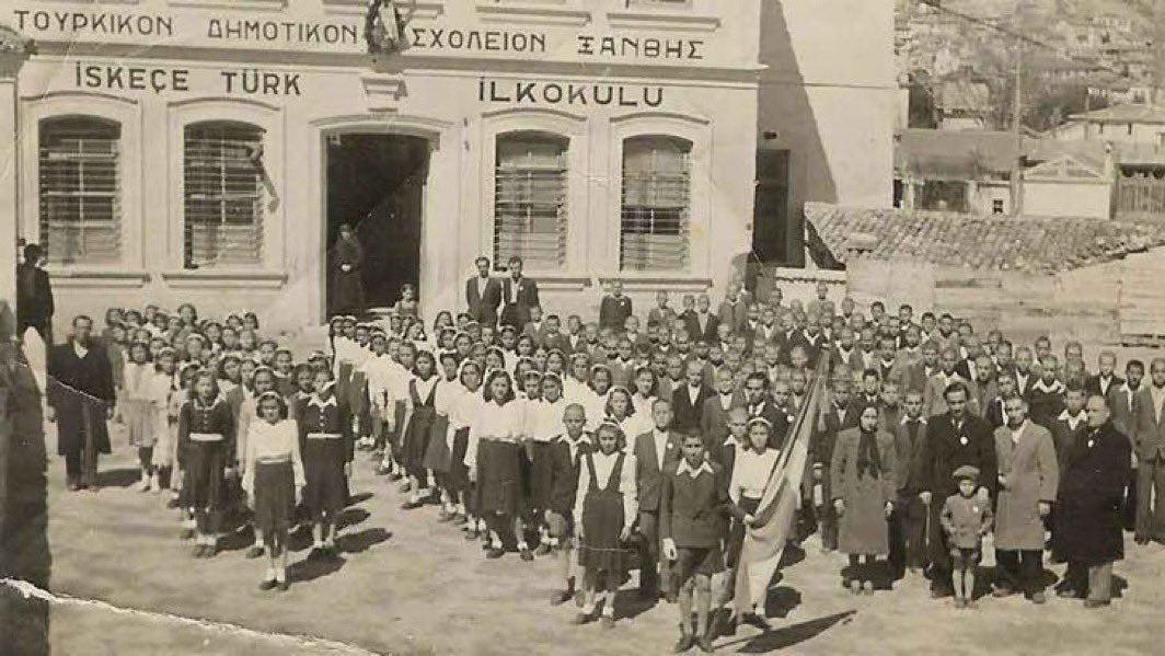 Yunan rejimi, 1980’den sonra Batı Trakya Türkleri’nin “Türk” ibaresini kullanmasını sistematik olarak yasaklamaya başladı.

🇬🇷’da sadece “Müslüman Yunan” olabilirsiniz. Ama Türk değilsinizdir. Olamazsınız.

Gerekçe, güya Lozan Antlaşması’nda azınlıkların etnik olarak değil, dini