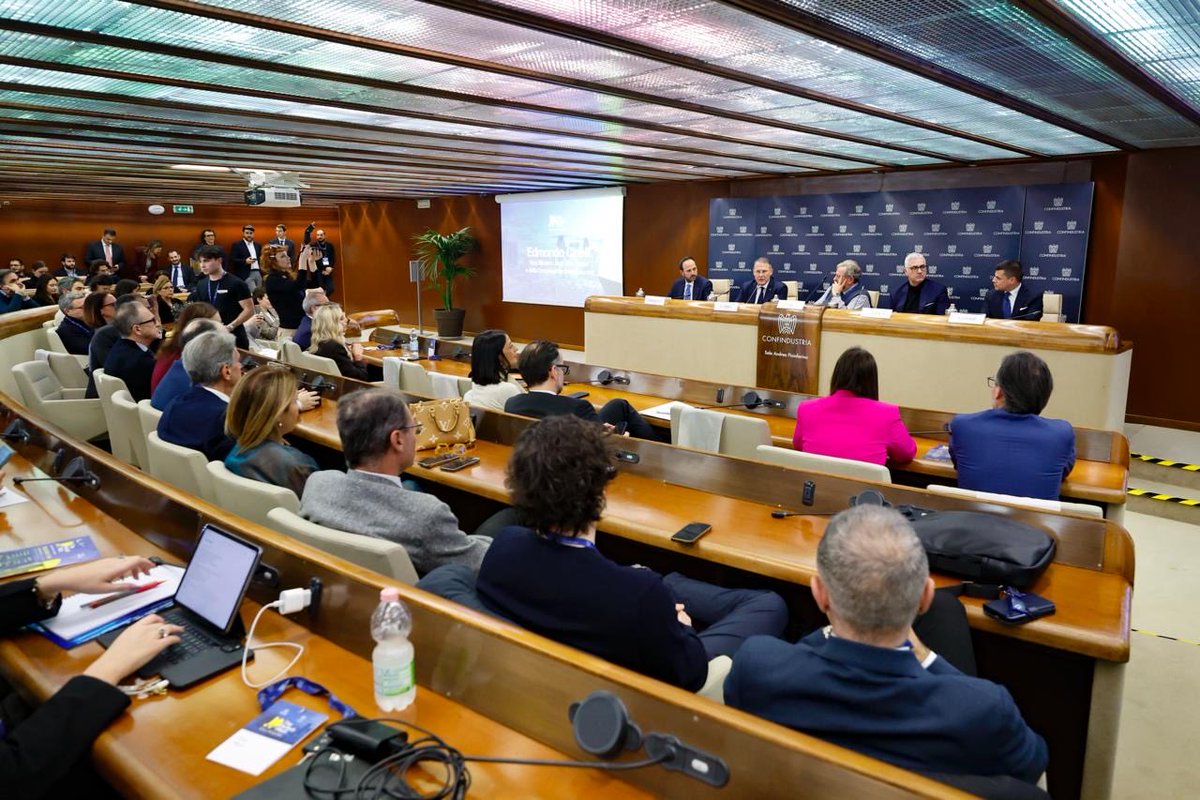 ItalyMFA's tweet photo. Il Vice Ministro @EdmondoCirielli oggi a @Confindustria per il lancio di The Perfect Pitch: una docuserie che racconta start-up, reti d’impresa e innovazione italiana sui mercati globali.
#diplomaziadellacrescita #italianexcellences
Leggi il comunicato 👇
https://t.co/ROVYt4ynoQ https://t.co/sDYEC7SG4X