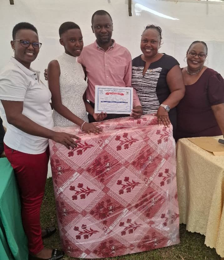 rcmanyangwa's tweet photo. Today President Patience and Rtn  Susan donated mattresses to the best performing male and female P.7 candidates at Takajjunge Primary School in Mukono.

Congratulations to all P.7 pupils across the country that  received PLE results last week!
#UnityForGood 
#RotaryEyamba https://t.co/0Qb9CDPeod