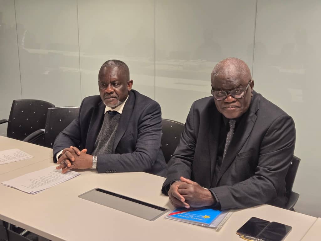 MakpetaD's tweet photo. #RDC - Suite au refus du président Félix Tshisekedi d’engager un dialogue  avec les acteurs politiques basés à l’étranger, les cadres du mouvement Sauvons la RDC, réunis en Belgique, prennent la population congolaise à témoin.

Ils précisent qu’à la suite de ce refus, les Congolais sont appelés à en prendre acte et à en tirer toutes les conséquences, dans le strict respect de la Constitution ainsi que des mécanismes légaux qu’elle garantit.