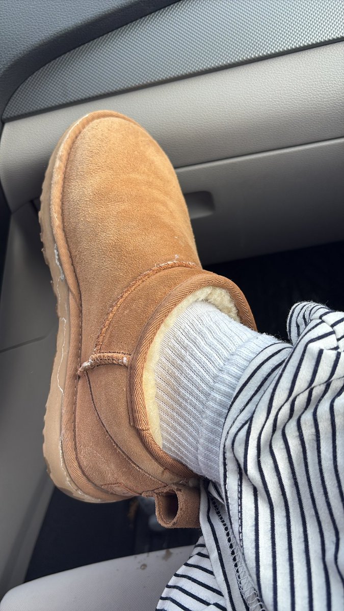 twinkletoes524's tweet photo. heyyyy your queen went shopping today in these sweaty uggs. yk what that means. i need your cash https://t.co/M97SZ8IrnW