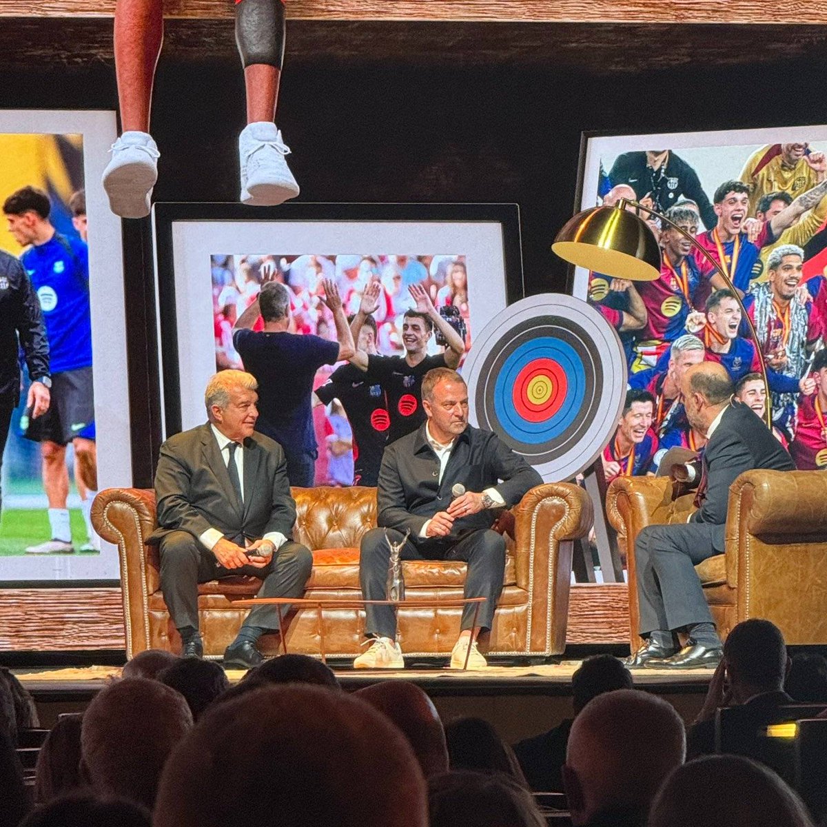 🚨 Hansi Flick: “I'm happy here and I hope to STAY for many more years. I love this club.”

🚨 Joan Laporta: “If I return as the president after elections, Hansi will be able to stay for as long as he wants.” #fcblive #MDGala