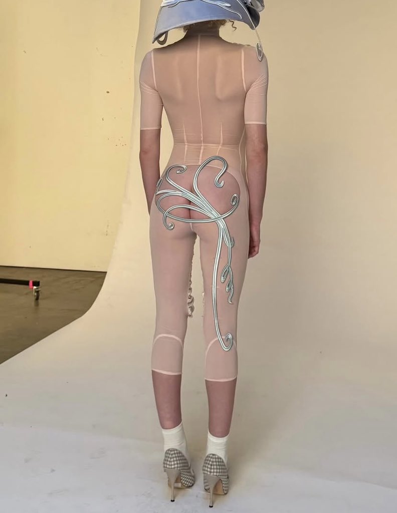 givemethecoins's tweet photo. Molly Weed wearing Nan Jiang summer project https://t.co/R9bSSTG1mE