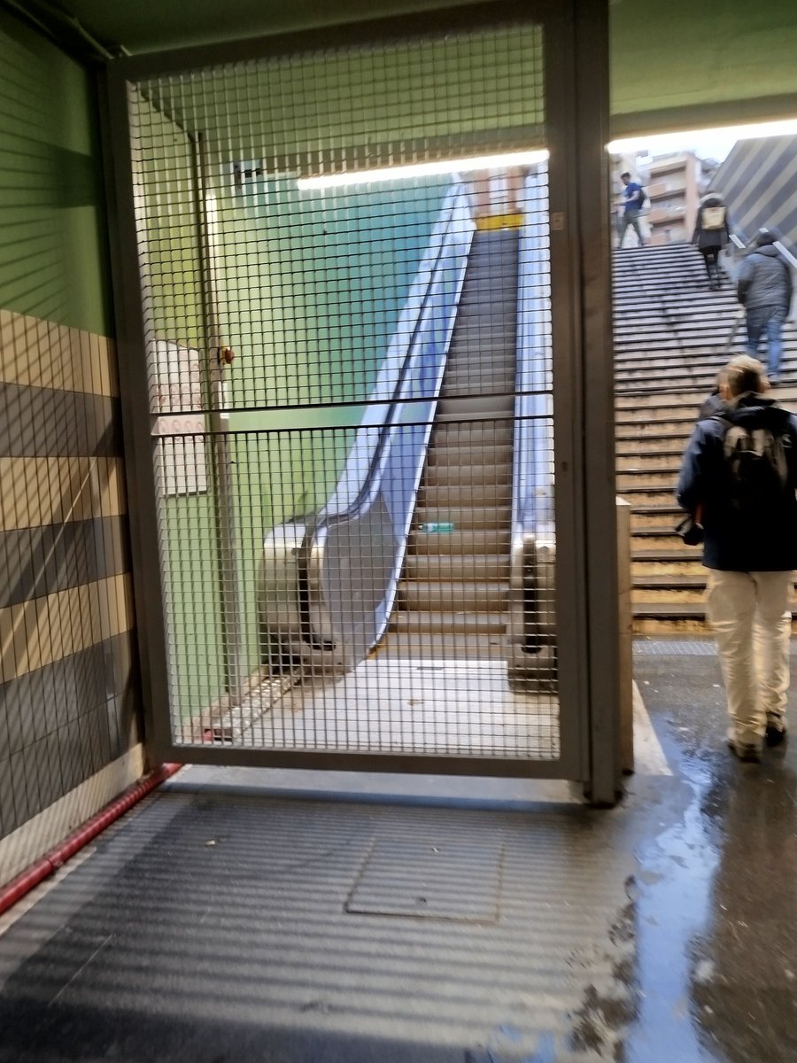 cla75748's tweet photo. #Gualtieri e #Patanè da mesi manco riescono a tenere aperta 'na scala mobile davanti al #Vaticano ma vogliono fare la #metro in tempi rapidi a #Roma nord togliendo i soldi della #funivia https://t.co/ehySWqdOQL