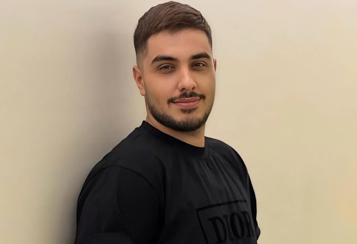 X4LIREZ4X's tweet photo. یادتون نره این چاقال کسکش‌پدر ۲۰ دی کنسرت گذاشت، همون‌جا بود که رسماً مادرجندگیشو ثابت کرد... https://t.co/Ht4hCuoOGd