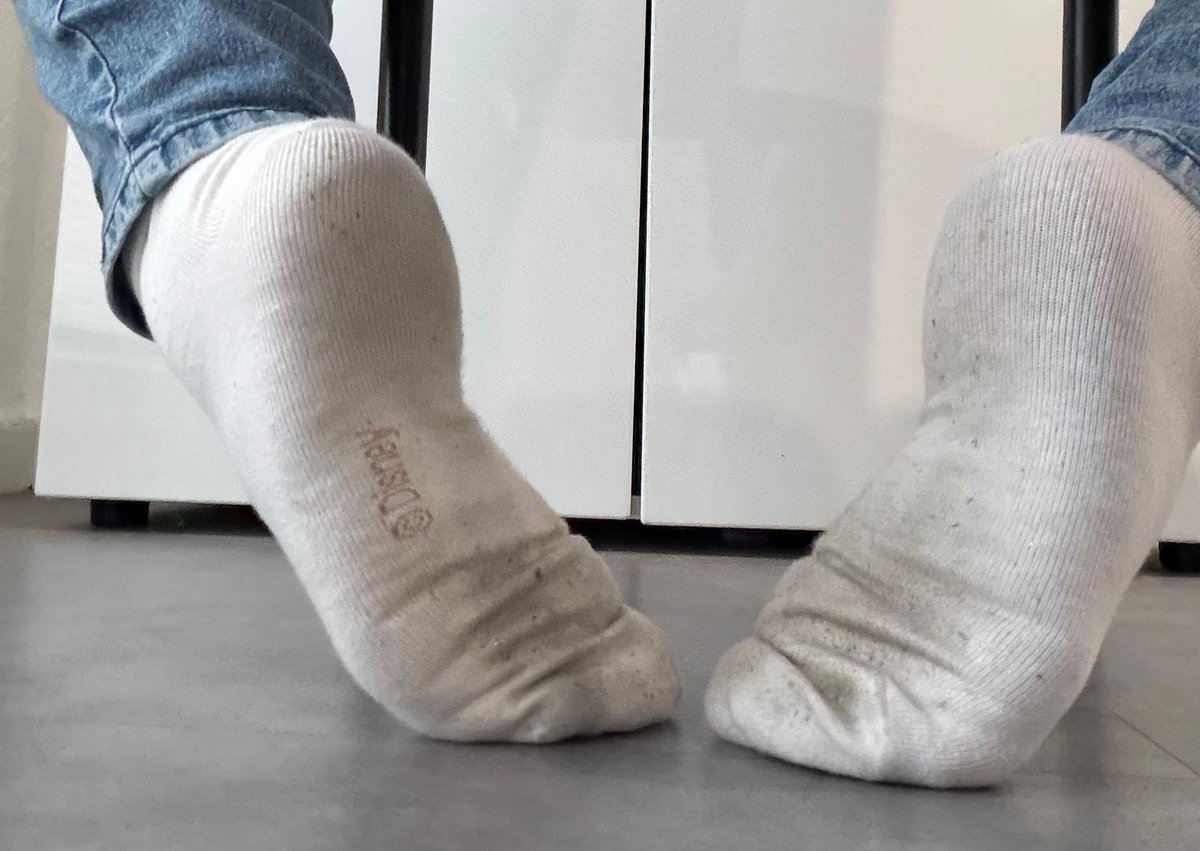 Meine geilen, duftenden Socken und du kauerst wie ein Wurm in der Ecke und die Sabber läuft 😏 du willst sie? Dann tu was dafür 😈

My amazing, smelly socks and you're cowering in the corner like a worm, drooling 😏 You want them? Then do something for them 😈