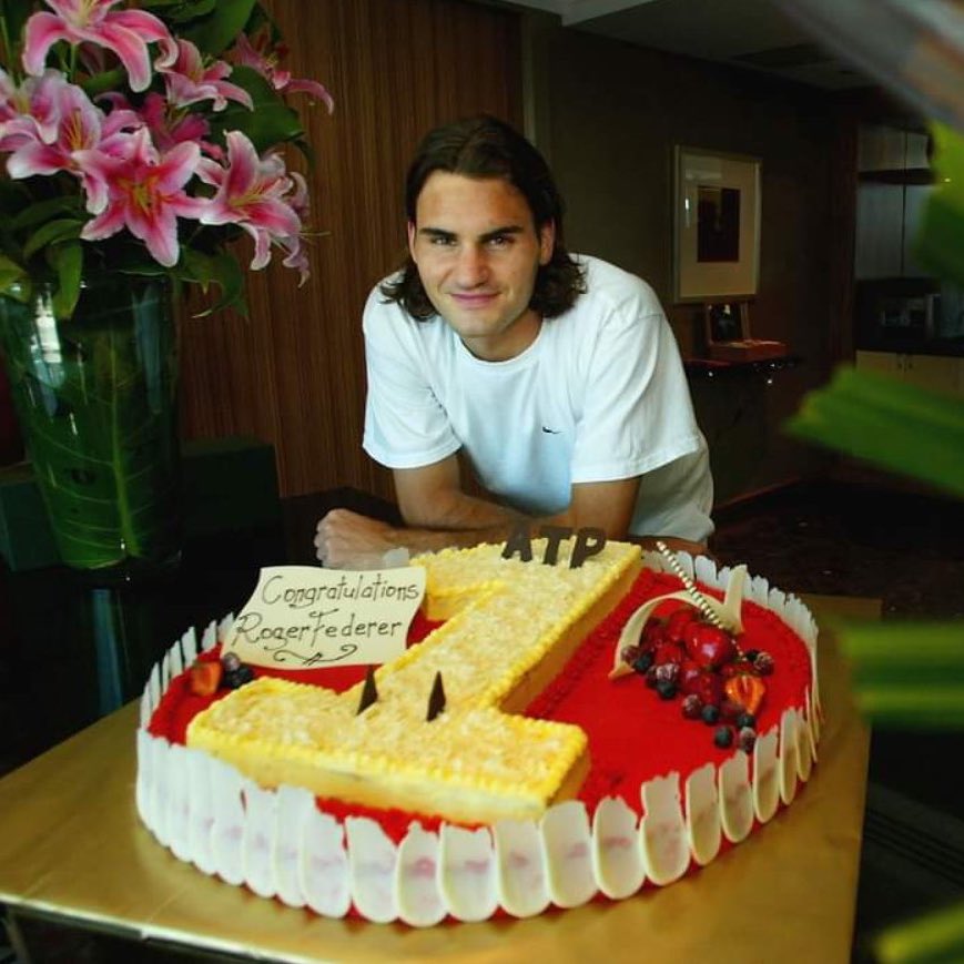 settenisok's tweet image. 🗓️ 2 de febrero de 2004: Tras ganar el Australian Open, Roger Federer llegó por primera vez al No. 1 del Ranking. 

Mantuvo esa posición por 237 semanas consecutivas. Record absoluto.