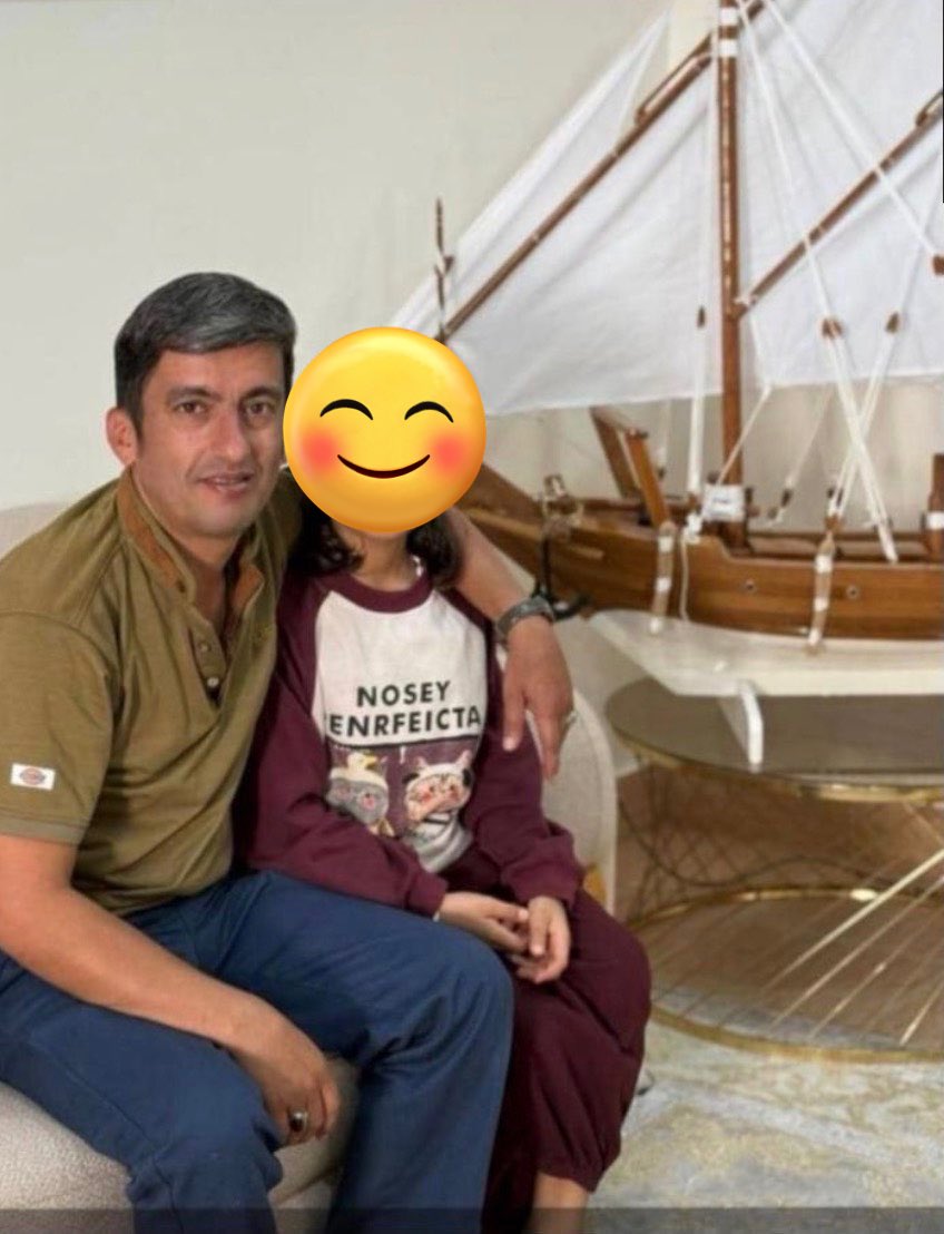 «جاوید نام #محمود_قاسمی از بوشهر 
پدر دو دختر زیبا
که به دست جمهوری اسلامی با شليک مستقیم کشته شد.
از خانواده مبلغ۷۰۰میلیون پول گرفتن
وخاکسپاری این عزیز کاملا امنیتی اول صبح بدون حضور مردم برگزار شد.
محمود فردی بسیار شریف و مهربانی بود
و مشکلی مالی هم نداشت
اما درد وطن داشت.»