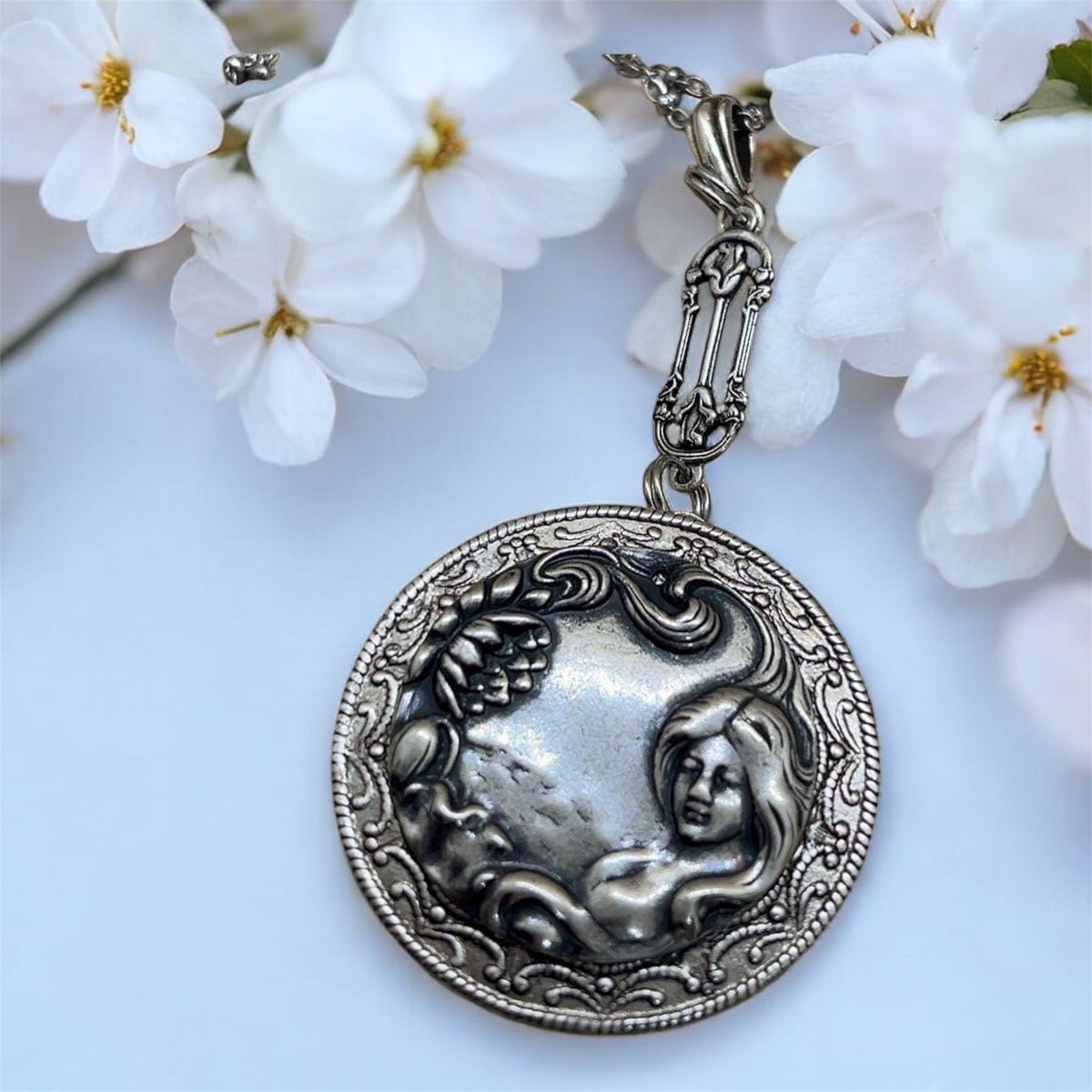 Witschy's tweet photo. Lotus Garden Photo Locket: Antique Silver Flower Pendant Necklace  

https://t.co/HQqWySXHdF

 #shop #shopping #shopsmall #onlineshopping #jewelry #etsy #etsyshop #handmade #handmadewithlove #necklace #locket https://t.co/eMXmy9CXV0