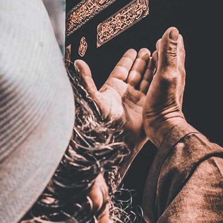 AĞLATAN DUA
Ya Rahman! 
Ya Vedud! 
Ya Rahim! 
Ya Latif! 
Ey beni en en çok sevenim.. 
Ey beni en en çok kollayıp gözetenim.. 
Ey sesimi hep duyanım! 
Yaralarımı saranım.. 
Eyy hiç darılmayanım! 
Çağırınca koşarak gelenim! 
Ey bana benden yakınım! 
Ey beni en çok bilenim! 
Ey en