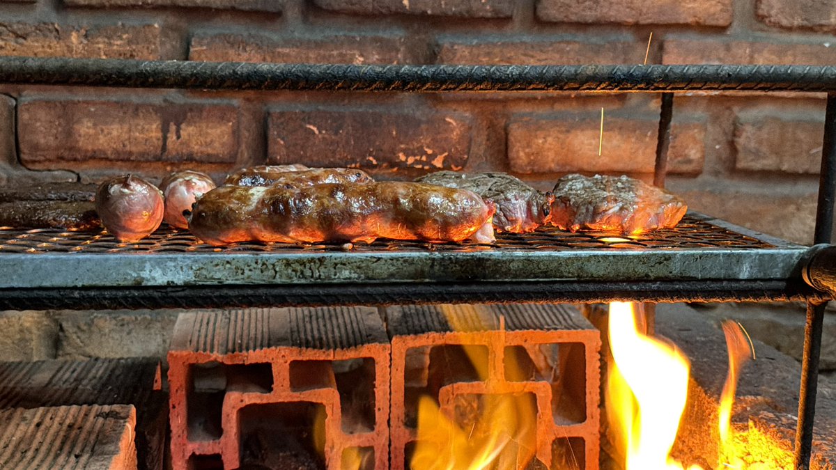 AmeliaR9k6's tweet photo. ブラジルの方の、「家族でシュラスコ大会🍖(仮名)」 に参加。
直接手で炭を触って火加減調整するお姉さんや、美味しく調理するお兄さんたち。🍳

皆さん「帰らなきゃ」と言いながらずっと元気に喋り続けていて、1人疲れ果ててしまう日本人の夜中2時🚶。

でもめっちゃ楽しかった！皆の心の温かさ最高💖 https://t.co/58IrFa0gD8