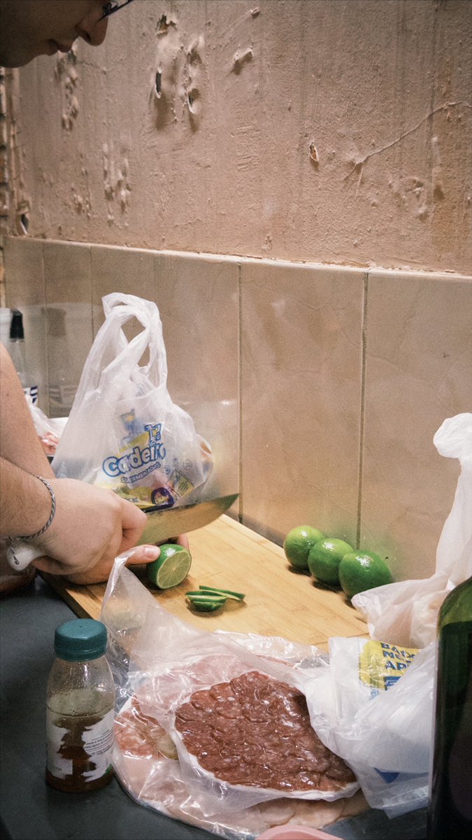 AmeliaR9k6's tweet photo. ブラジルの方の、「家族でシュラスコ大会🍖(仮名)」 に参加。
直接手で炭を触って火加減調整するお姉さんや、美味しく調理するお兄さんたち。🍳

皆さん「帰らなきゃ」と言いながらずっと元気に喋り続けていて、1人疲れ果ててしまう日本人の夜中2時🚶。

でもめっちゃ楽しかった！皆の心の温かさ最高💖 https://t.co/58IrFa0gD8