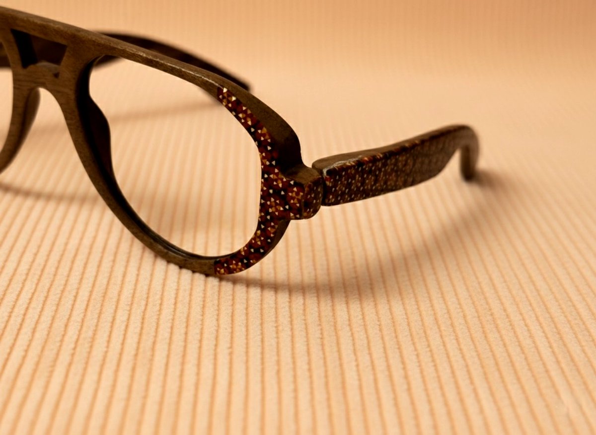 میدونم شرایط اصلا اوکی نیست
میدونم حال همه بده و همه عزاداریم
ولی اگه عینک چوبی خواستین خوشحال میشم بهم سفارش بدین تا بتونم یکمی از اجاره و چک و پاس کنم مجبور شدم بزارم ممنونم ازتون