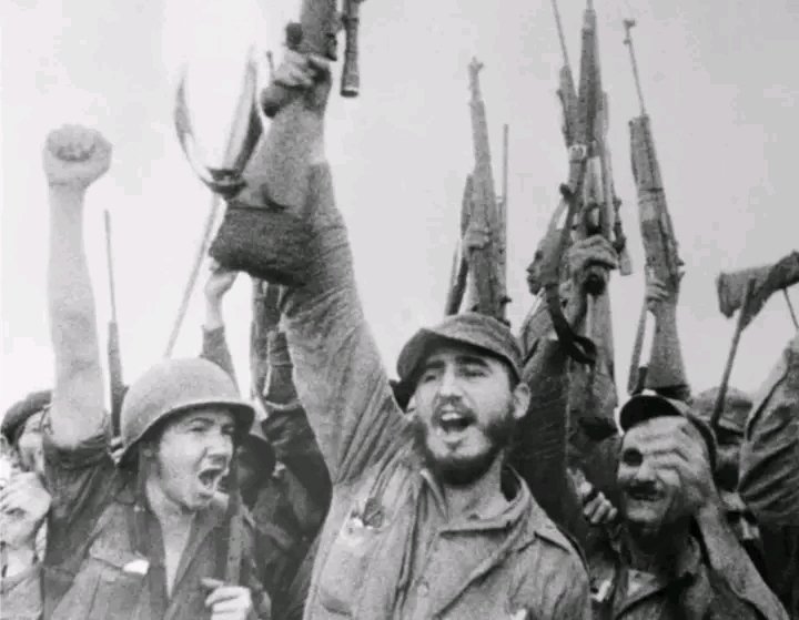 🇨🇺Este pueblo viene de una Revolución que se peleó palmo a palmo, entre el lodo de los caminos de la Sierra, la lluvia tropical, los inviernos de insomnio y la repartición equitativa de hasta la última onza de agua. De qué capitulación vienen a hablarnos. 
#CubaEstaFirme