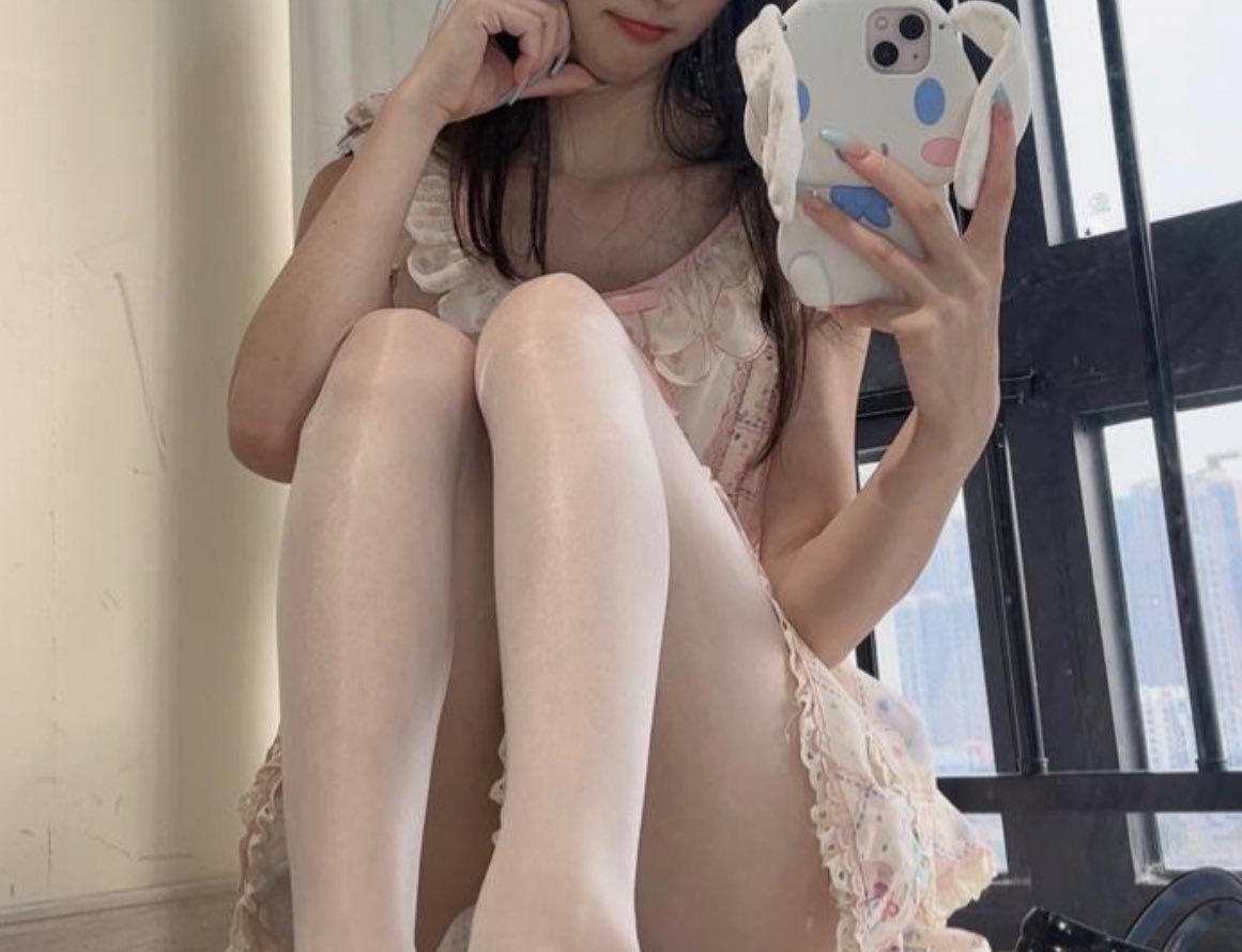 STxiaolele's tweet photo. 私信很多没有回复，不是没看，后续我会慢慢回，奈何乐乐现在学业压力大大的，直播也没多少时间😭😭门槛也没时间更新。有时间了我一定好好奖励一下支持乐乐的哥哥们。 https://t.co/dtQl8JFagl