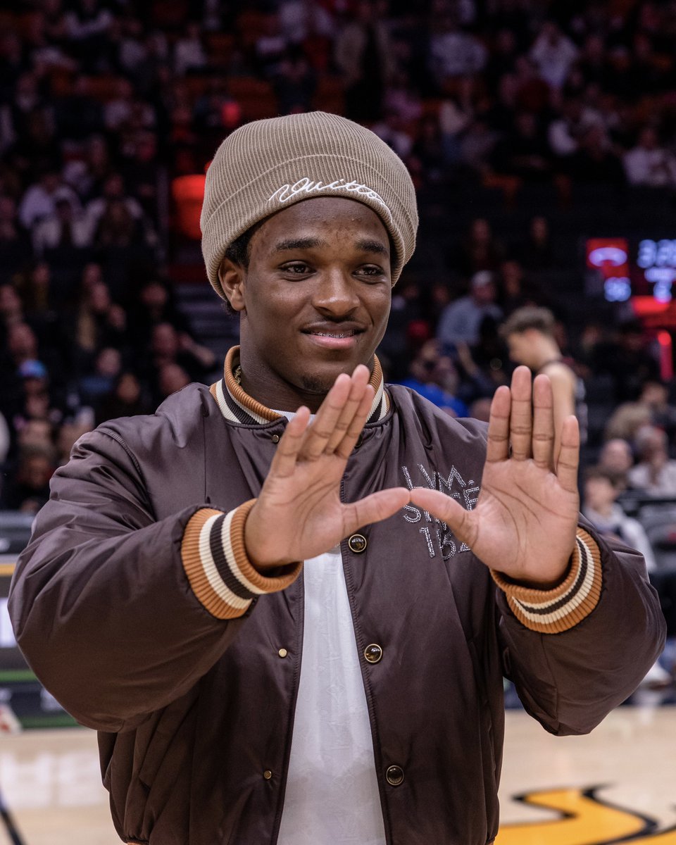 CanesFootball's tweet image. Always ready to represent Miami! 🙌

Thank you for having us out, @MiamiHEAT 🔥