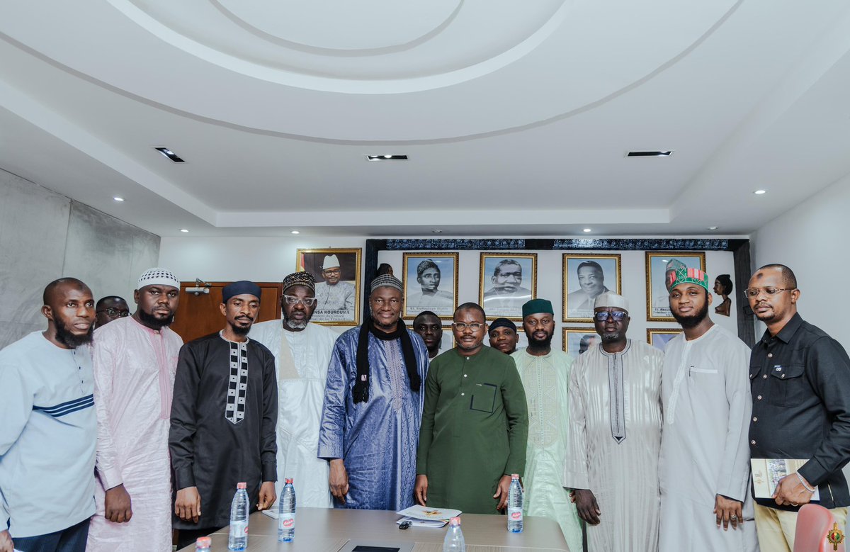 DansaKourouma1's tweet photo. À l’issue de la 7��� édition de la Conférence islamique, tenue ce dimanche au Palais du peuple, j’ai accordé, ce lundi, une audience au comité d’organisation de la Famille musulmane de Guinée (FAMUGUI).
#DrDK #Dansa #PCNT #AGENDA #CNTGN #AllôCNT #Kibaro #PalaisDuPeuple https://t.co/lHhZGBZwkt