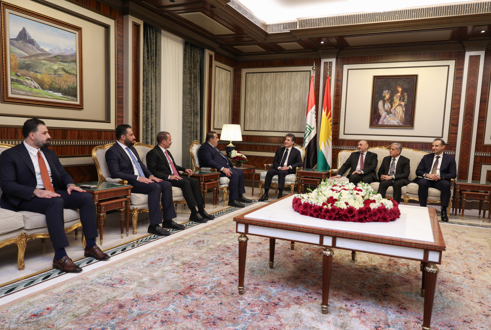 نيجيرفان بارزاني ومثنى السامرائي يؤكدان أهمية استمرار الحوار بين الأطراف السياسية. للمزيد 