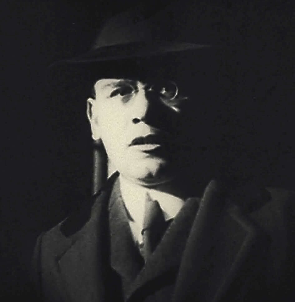 «Cuando el capitalismo está en su etapa inicial de choques internos, el Partido Comunista solo podrá formarse de una minoría de precursores que poseen la fuerza excepcional para entender la historia. La masa que les comprende y sigue no será una parte extensa»
Amadeo Bordiga,1921