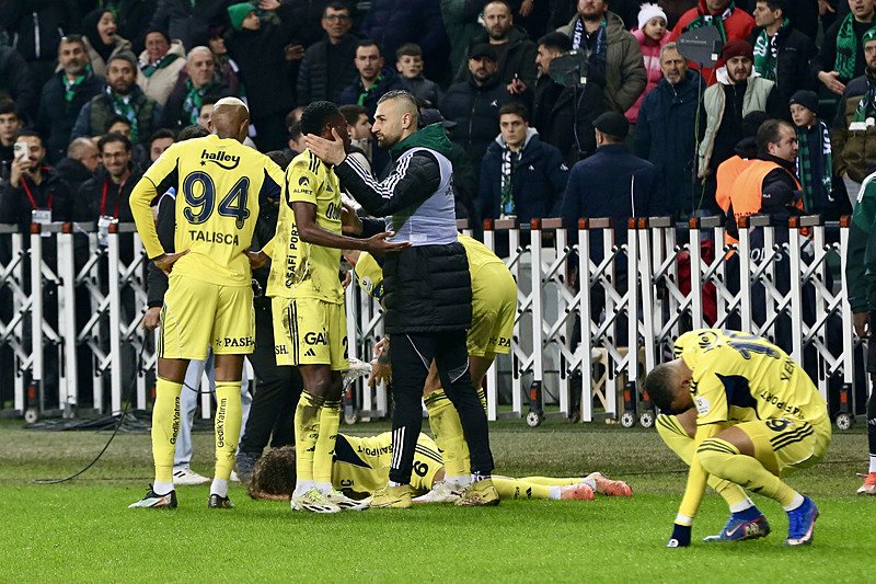 Fenerbahçe gol atınca Kocaelispor lu Serdar Dursun Fenerbahçe nin gol sevinci ne ortak olmuş