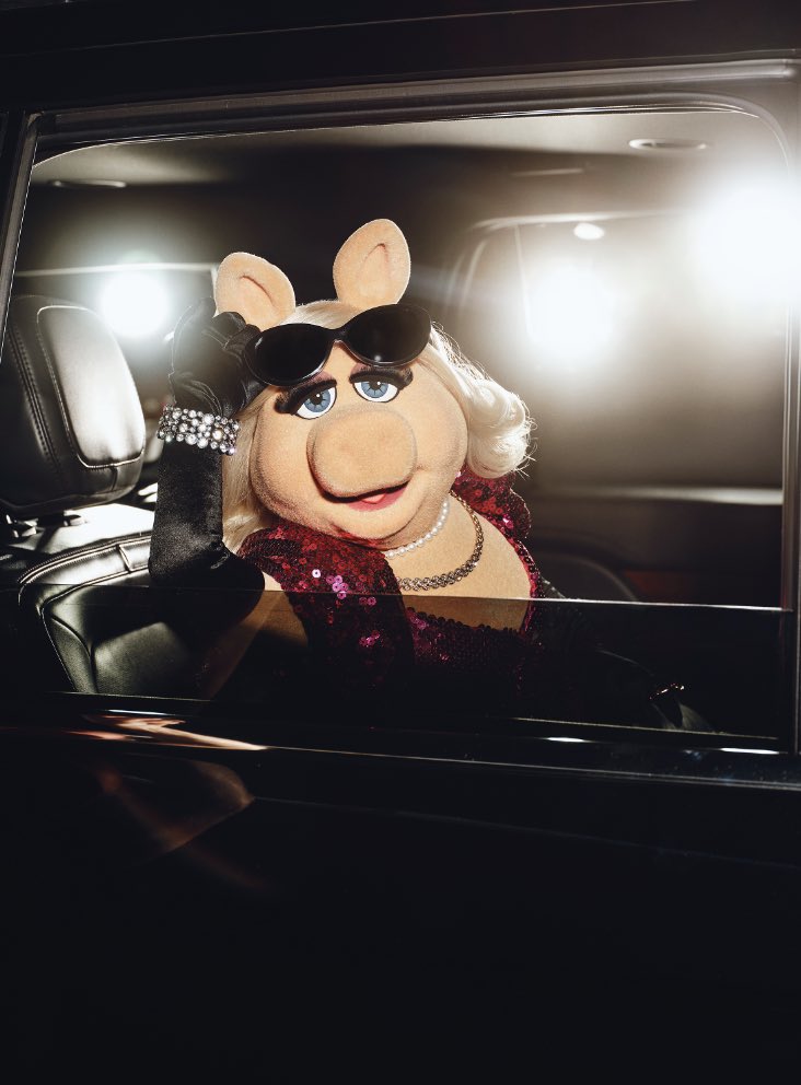 PopCrave's tweet image. Miss Piggy stuns at ‘The Muppet Show’ premiere.